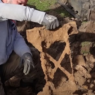 Abgesperrtes Gebiet, Kampfmittelfund in Pulheim. Schatzsucher Carsten Konze stieß auf Panzerfäuste und Minen aus dem Zweiten Weltkrieg.