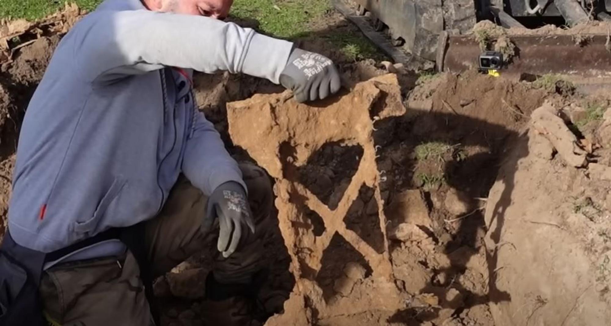Abgesperrtes Gebiet, Kampfmittelfund in Pulheim. Schatzsucher Carsten Konze stieß auf Panzerfäuste und Minen aus dem Zweiten Weltkrieg.
