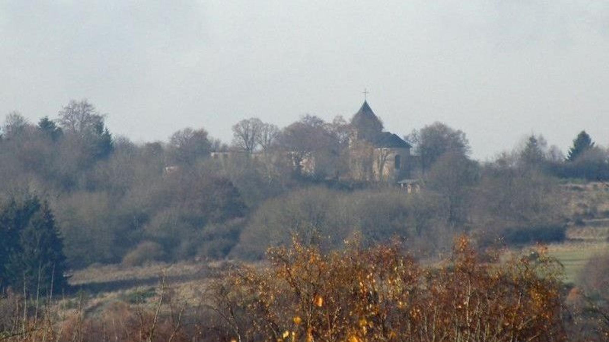 Blick auf das alte Dorf in der Eifel, das seit Jahrzehnten verlassen ist.