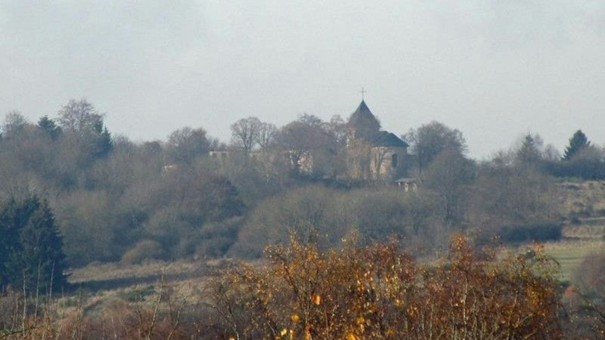 Blick auf das alte Dorf in der Eifel, das seit Jahrzehnten verlassen ist.