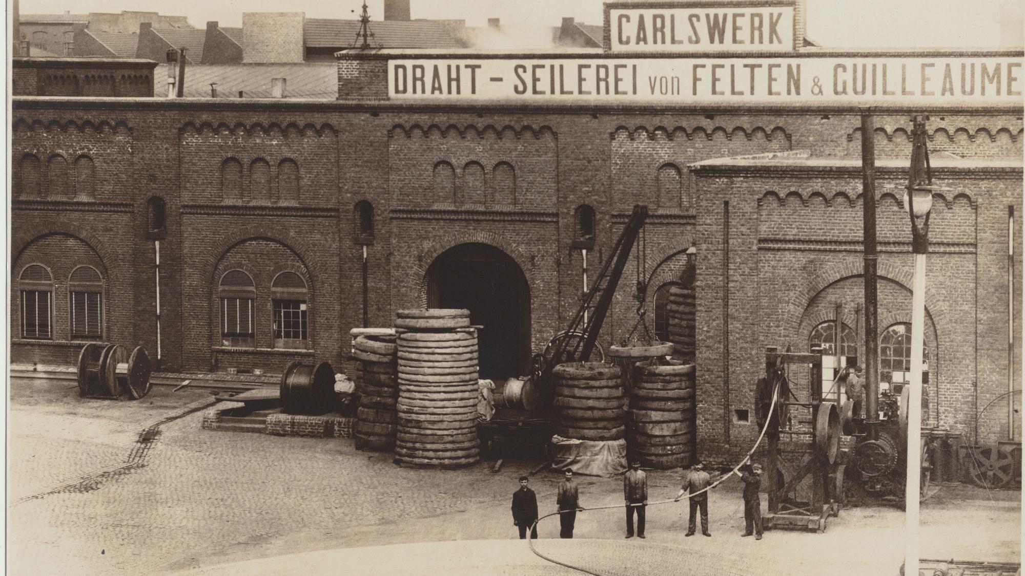Sepia-Bild der Fassade einer Industrie-Fabrik