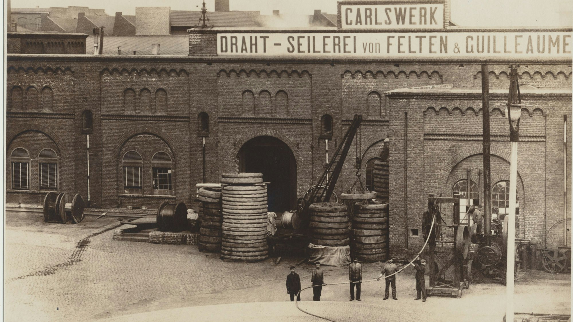 Sepia-Bild der Fassade einer Industrie-Fabrik