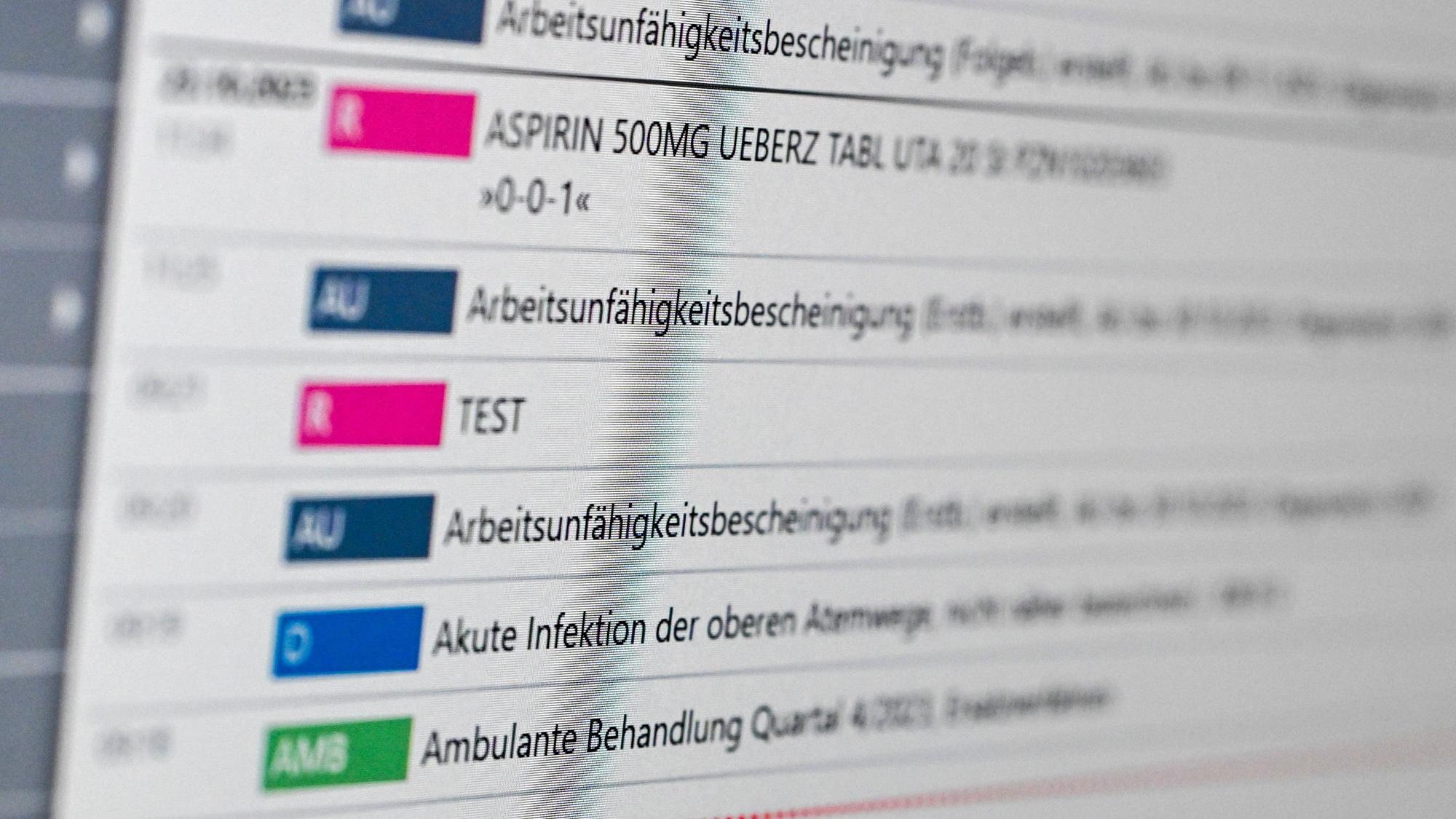 Auf einem Bildschirm in der E-Health-Showpraxis der Kassenärztlichen Vereinigung Berlin ist eine elektronische Patientenakte ePA dargestellt