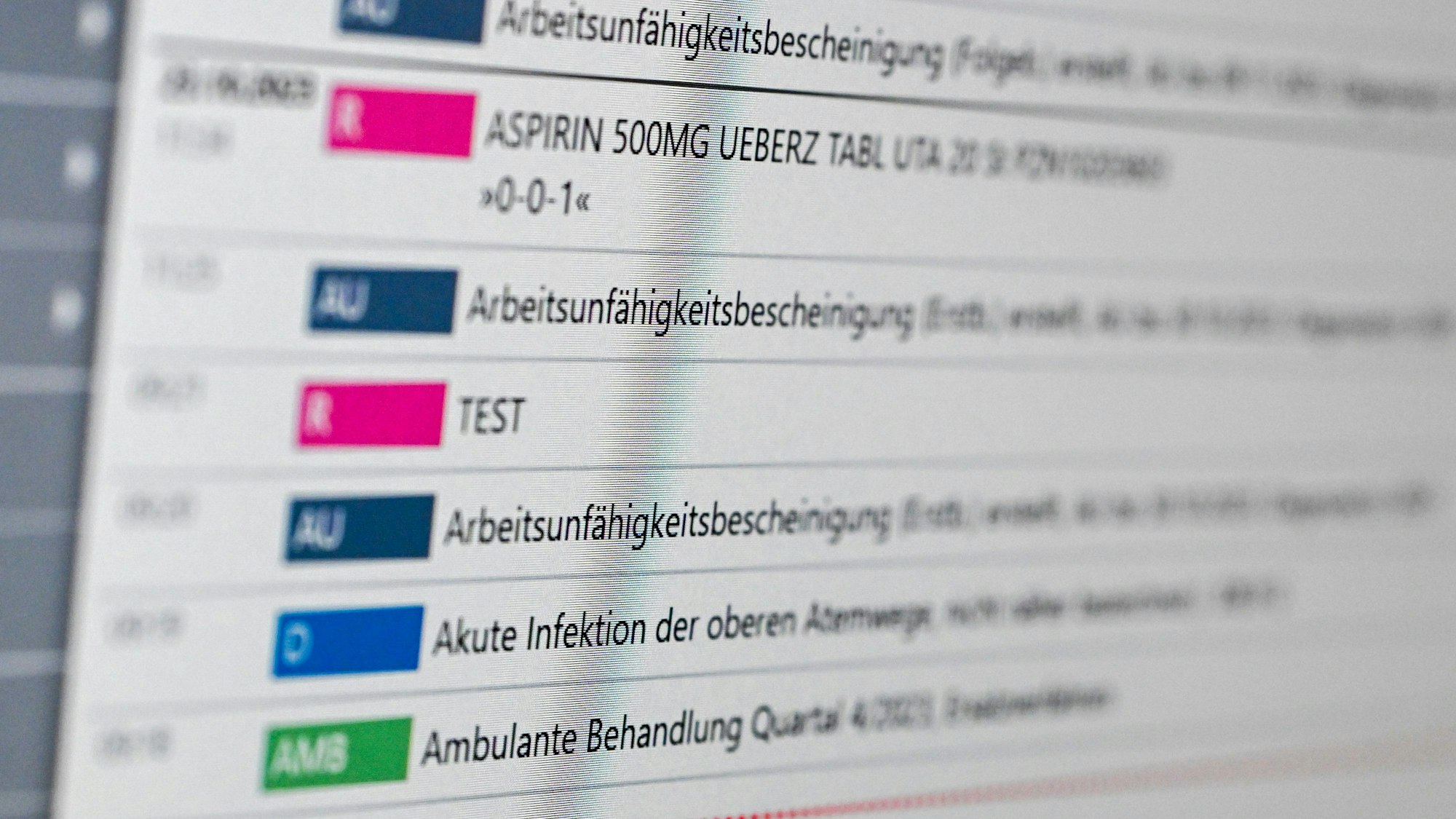 Auf einem Bildschirm in der E-Health-Showpraxis der Kassenärztlichen Vereinigung Berlin ist eine elektronische Patientenakte ePA dargestellt