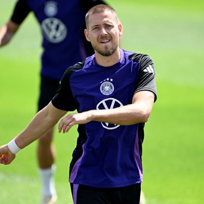 Training der Ersatzspieler in Herzogenaurach nach dem dritten Gruppenspiel, Waldemar Anton wärmt sich auf.