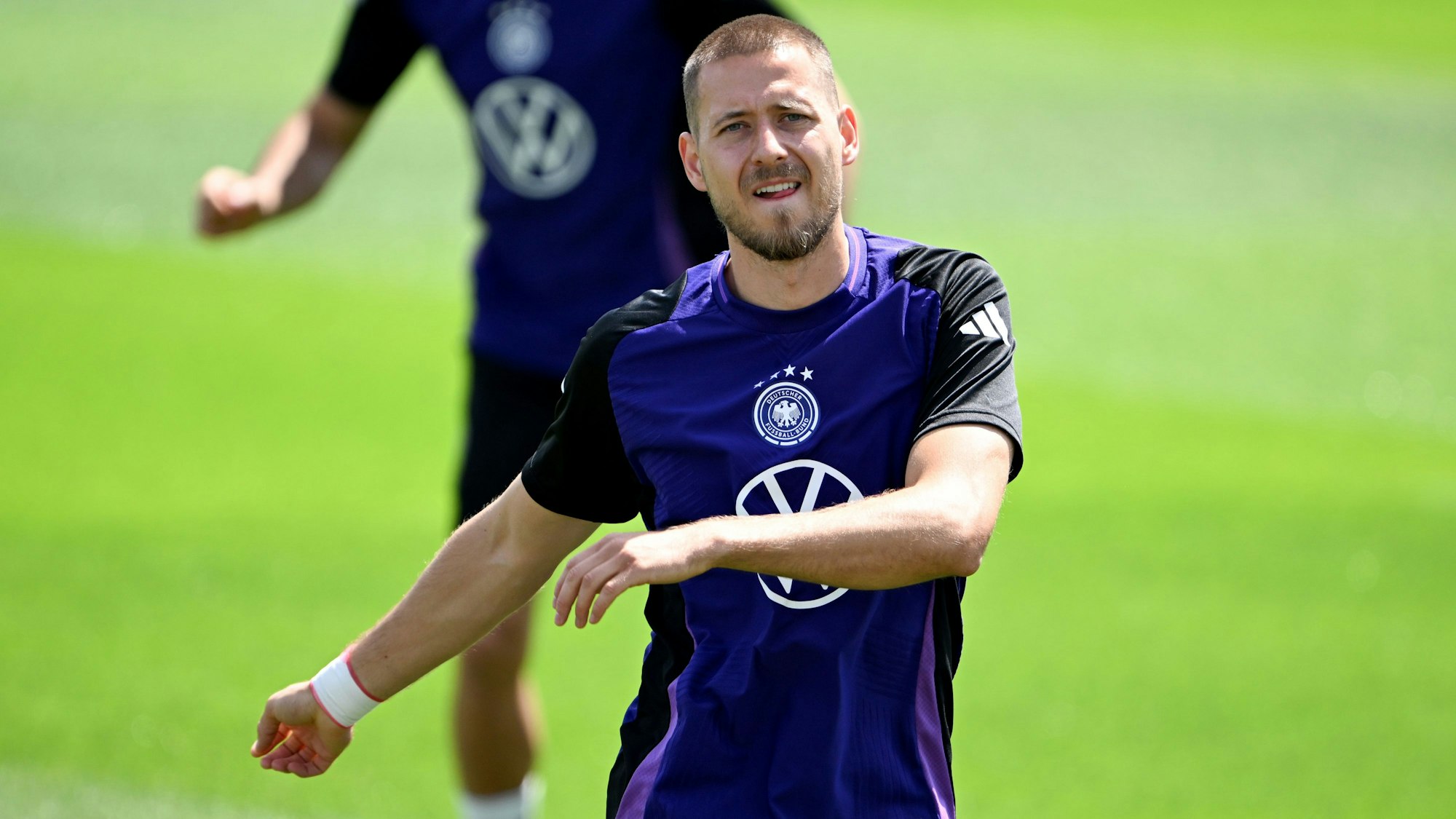 Training der Ersatzspieler in Herzogenaurach nach dem dritten Gruppenspiel, Waldemar Anton wärmt sich auf.