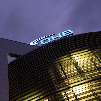 Die Zentrale des Raumfahrtunternehmens OHB in Bremen am Abend. (Archivbild)