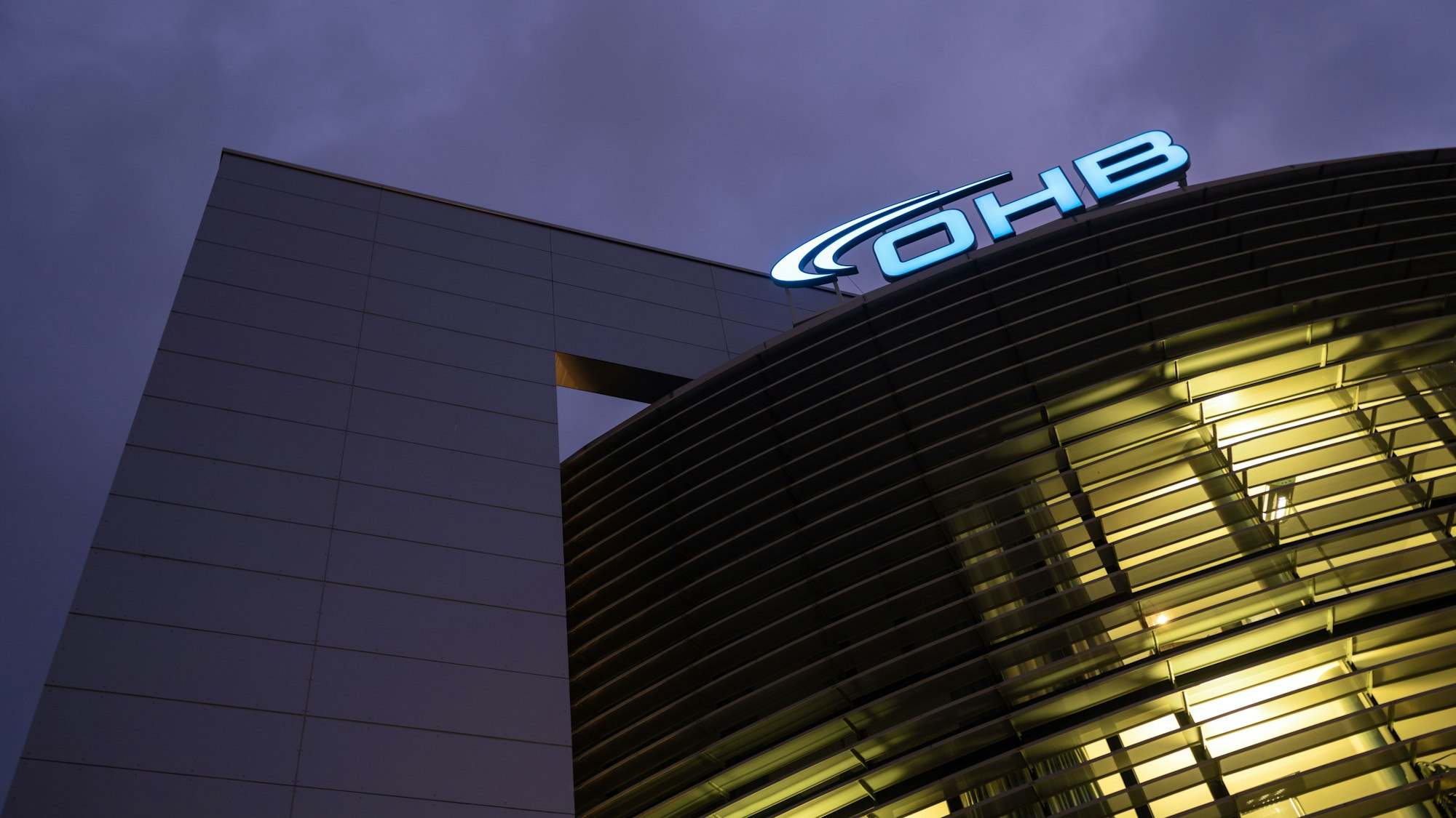 Die Zentrale des Raumfahrtunternehmens OHB in Bremen am Abend. (Archivbild)