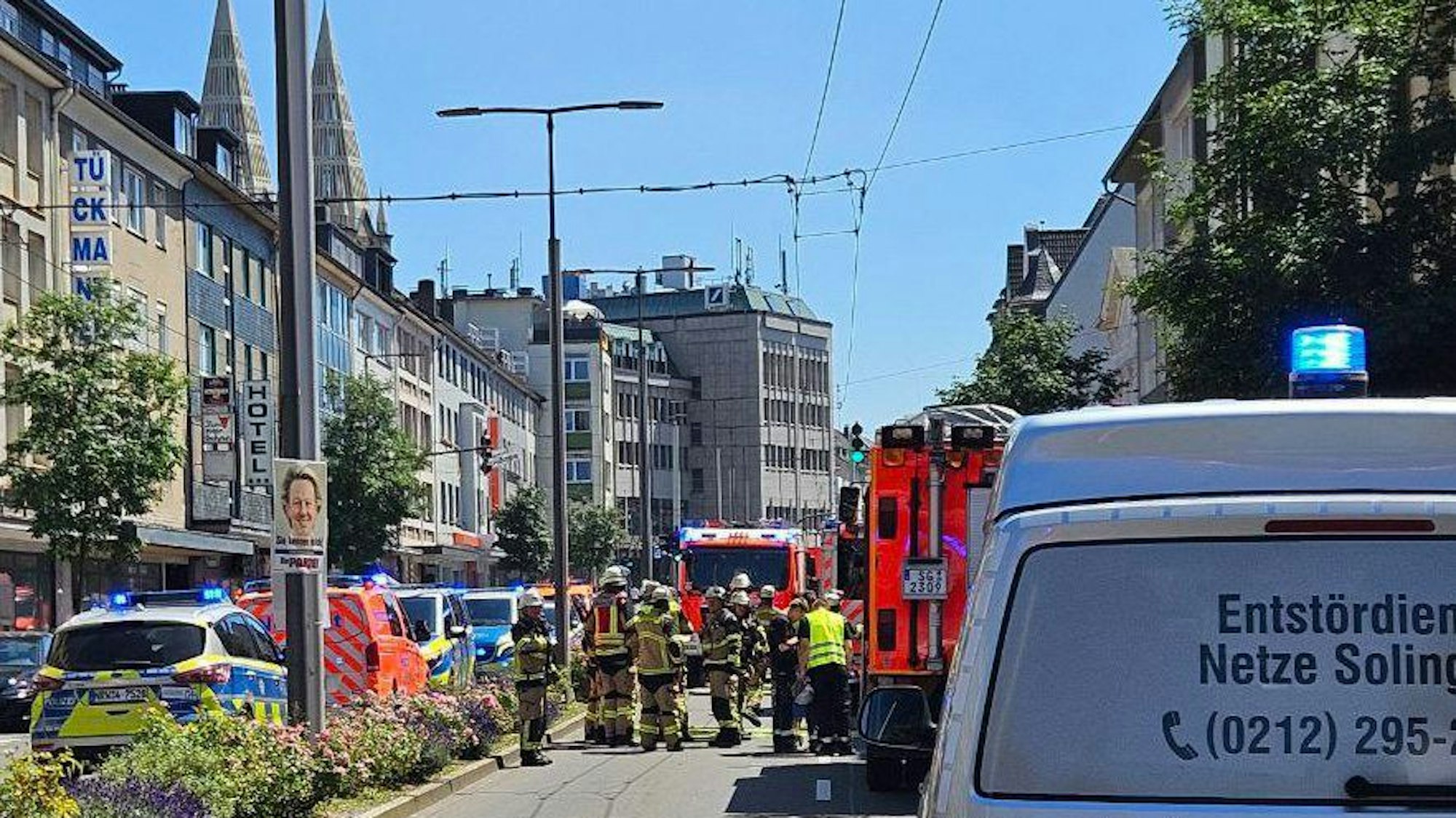 Einsatzkräfte der Feuerwehr und Polizei suchen in der Innenstadt von Solingen nach der Ursache für ein lautes Knallgeräusch und eine Rauchwolke.