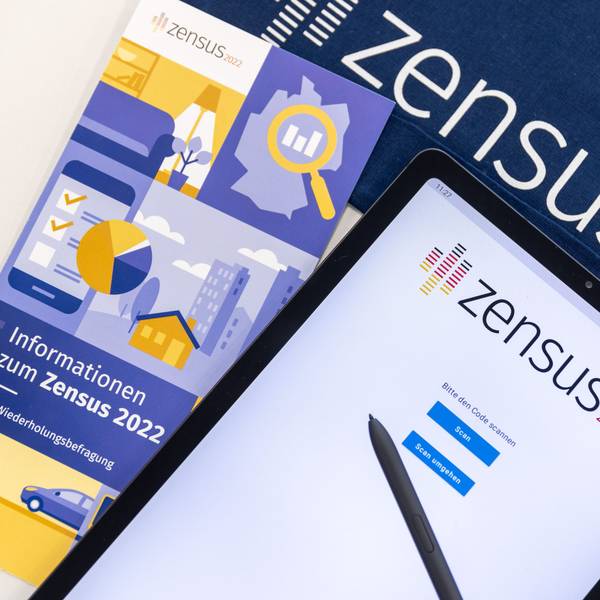 "Zensus 2022" steht auf einem Tablet, mit dem Erhebungsbeauftragte des Zensus, die Befragungen vor Ort durchführen.