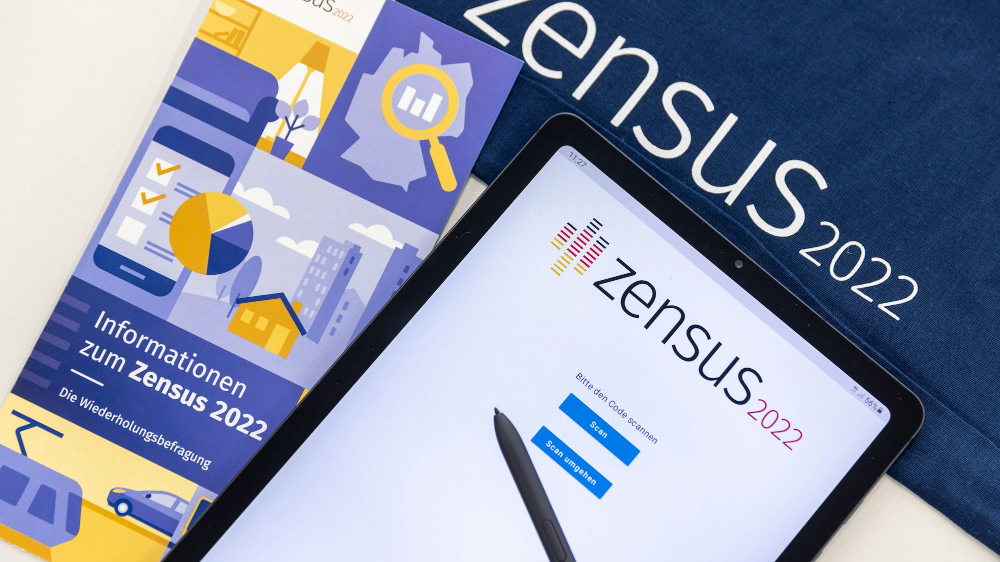 Ein Tablet und eine Broschüre mit der Aufschrift „Zensus 2022“.