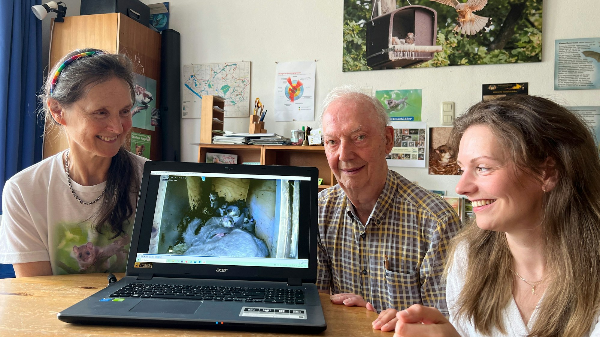 Ohne sie liefe das Siebenschläfer-Projekt des Leverkusener Nabu nicht, v.l. : Regine Kossler, Erich Schulz, Lena Hölzer.