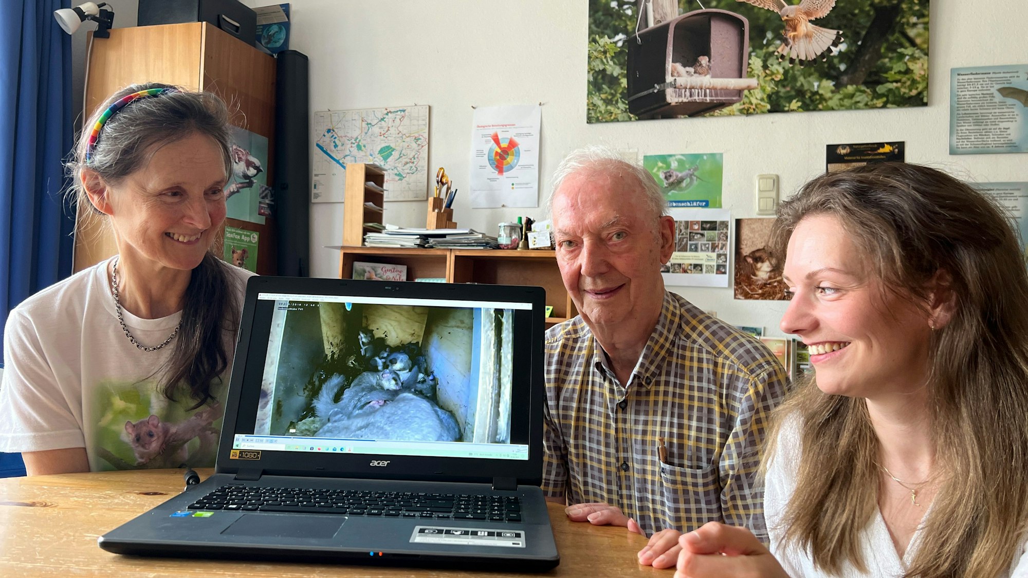 Ohne sie liefe das Siebenschläfer-Projekt des Leverkusener Nabu nicht, v.l. : Regine Kossler, Erich Schulz, Lena Hölzer.