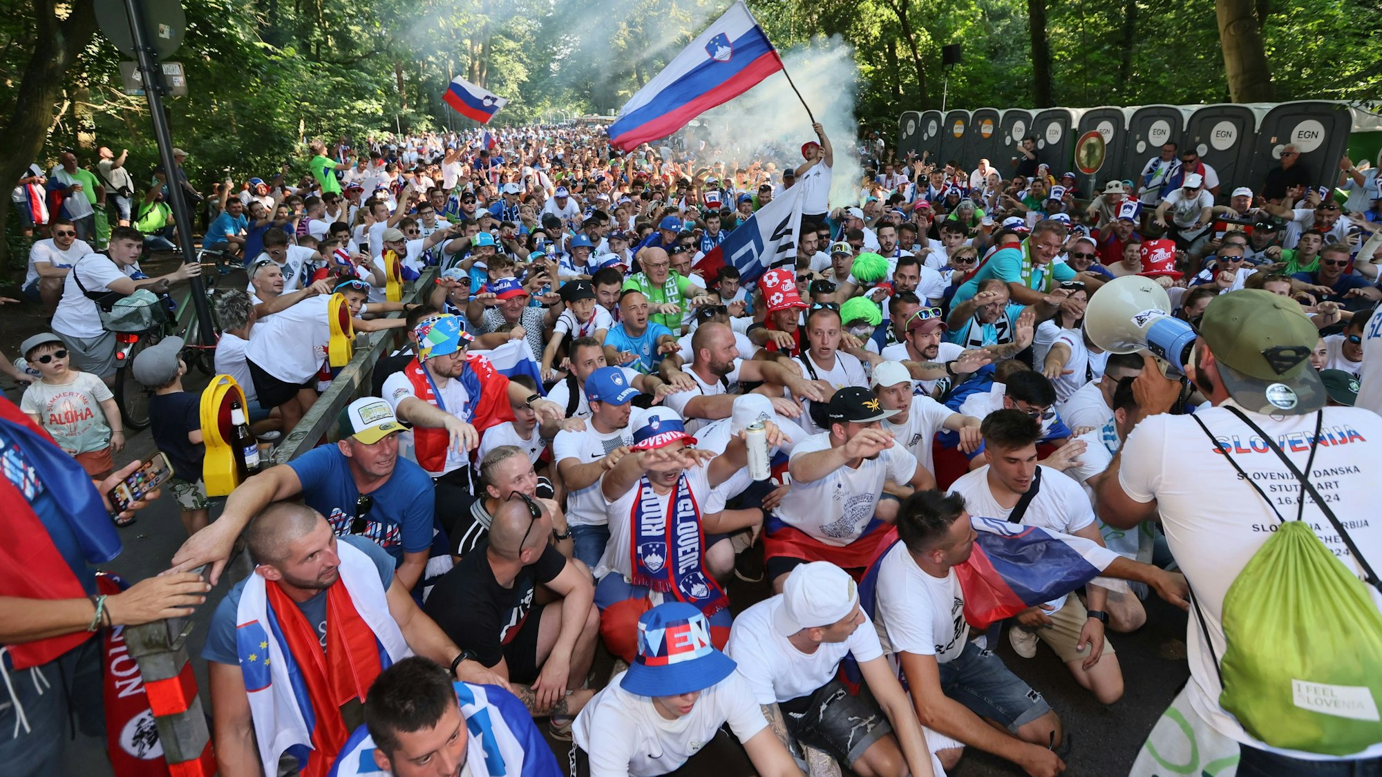 Fantreffen der Slowenen am 25. Juni an der Kitschburgerstraße in Köln-Lindenthal