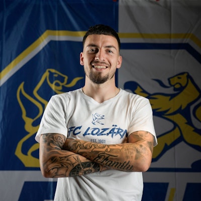Im Trikot des FC Luzern blickt Sinan Karweina in die Kamera.
