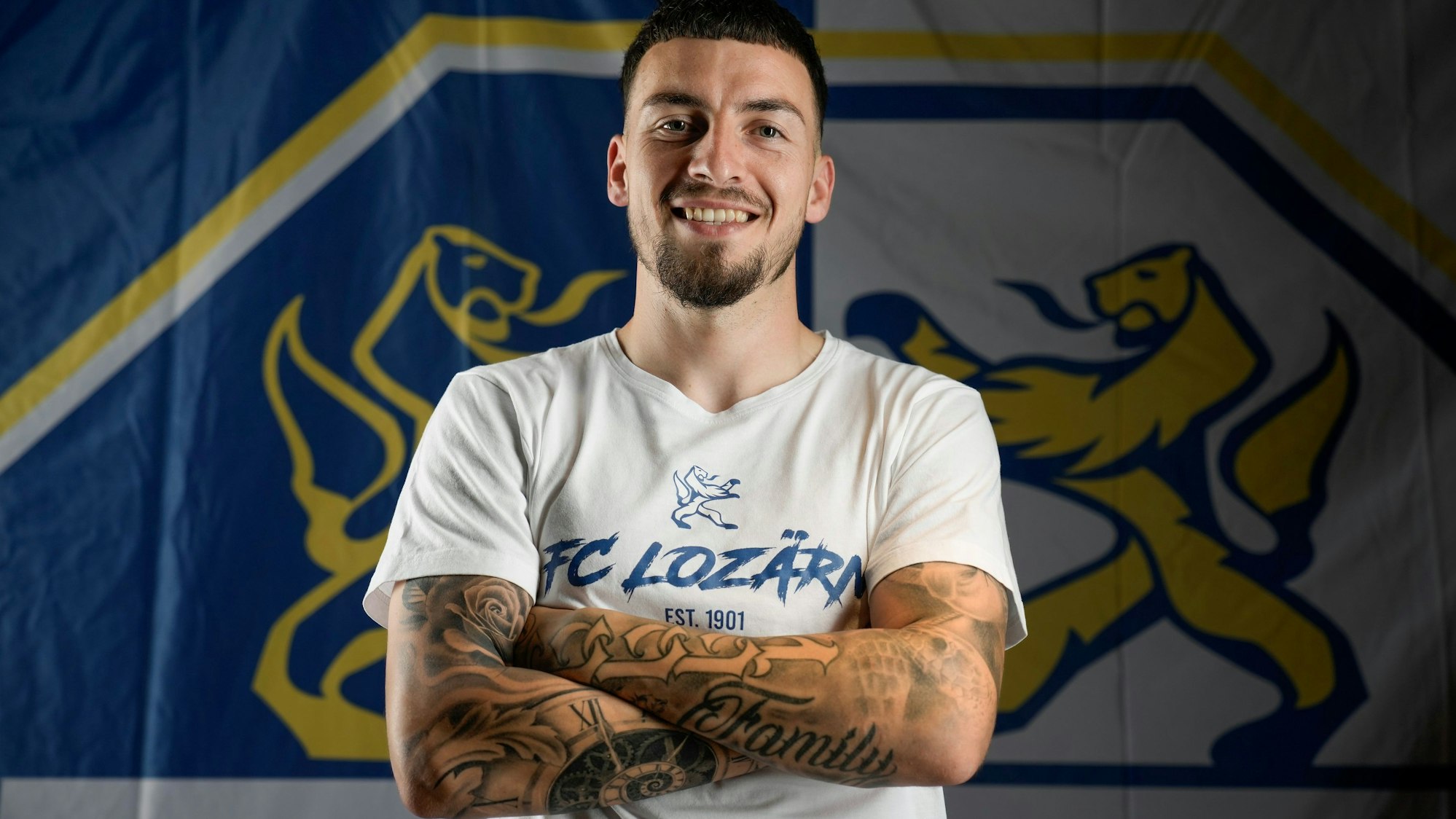 Im Trikot des FC Luzern blickt Sinan Karweina in die Kamera.