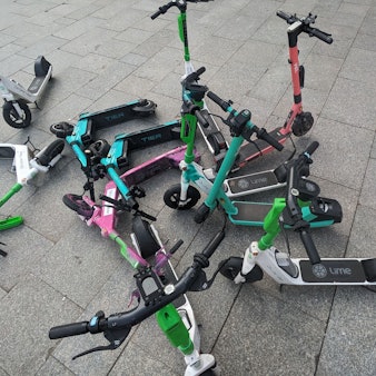 Stehende und liegende E-Scooter am Kölner Hauptbahnhof