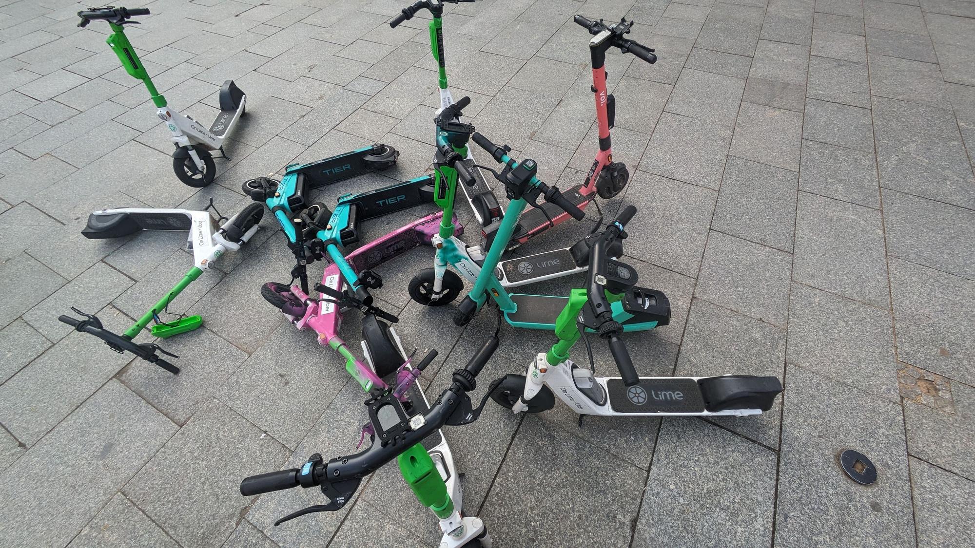Stehende und liegende E-Scooter am Kölner Hauptbahnhof