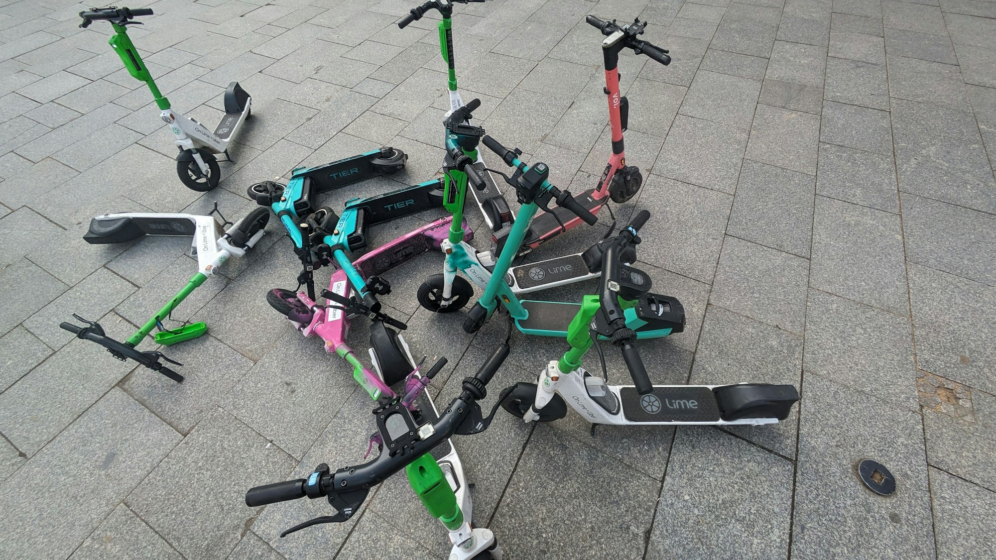 Stehende und liegende E-Scooter am Kölner Hauptbahnhof