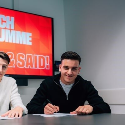 Malek (l.) und Said El Mala haben Verträge beim 1. FC Köln unterschrieben.