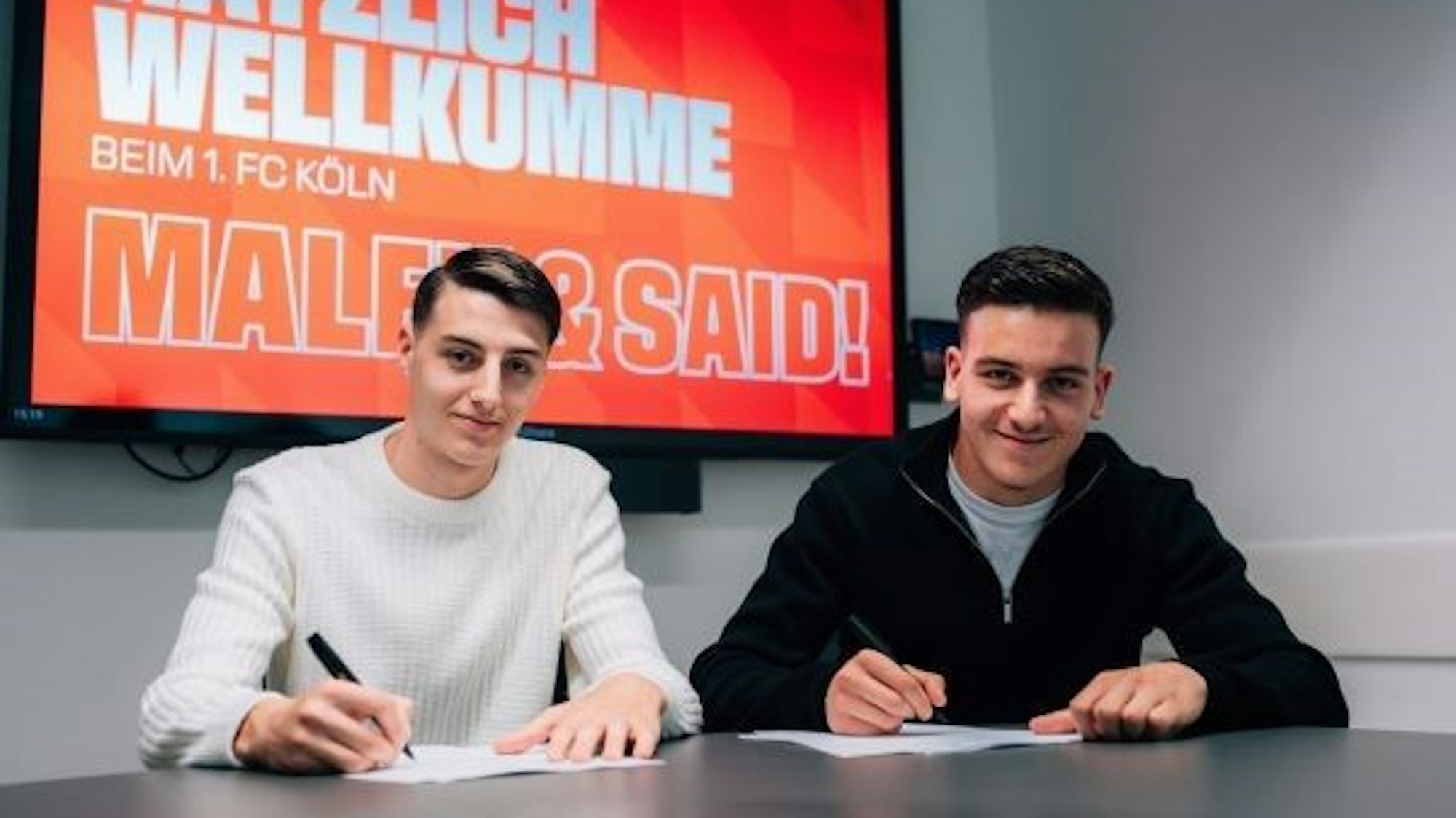 Malek (l.) und Said El Mala haben Verträge beim 1. FC Köln unterschrieben.