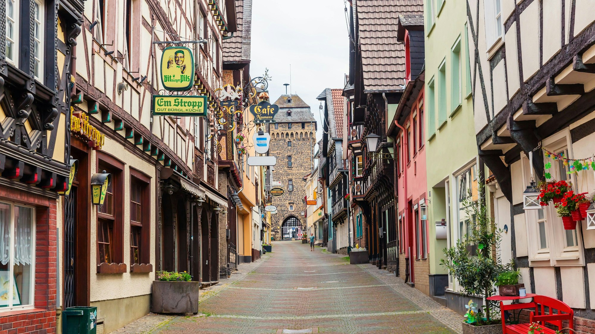 Gasse durch die Altstadt von Linz am Rhein.