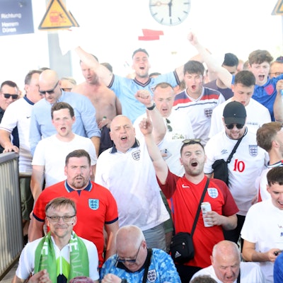 Englische Fans am 25. Juni mit der S-Bahn auf dem Weg ins Stadion nach Müngersdorf.