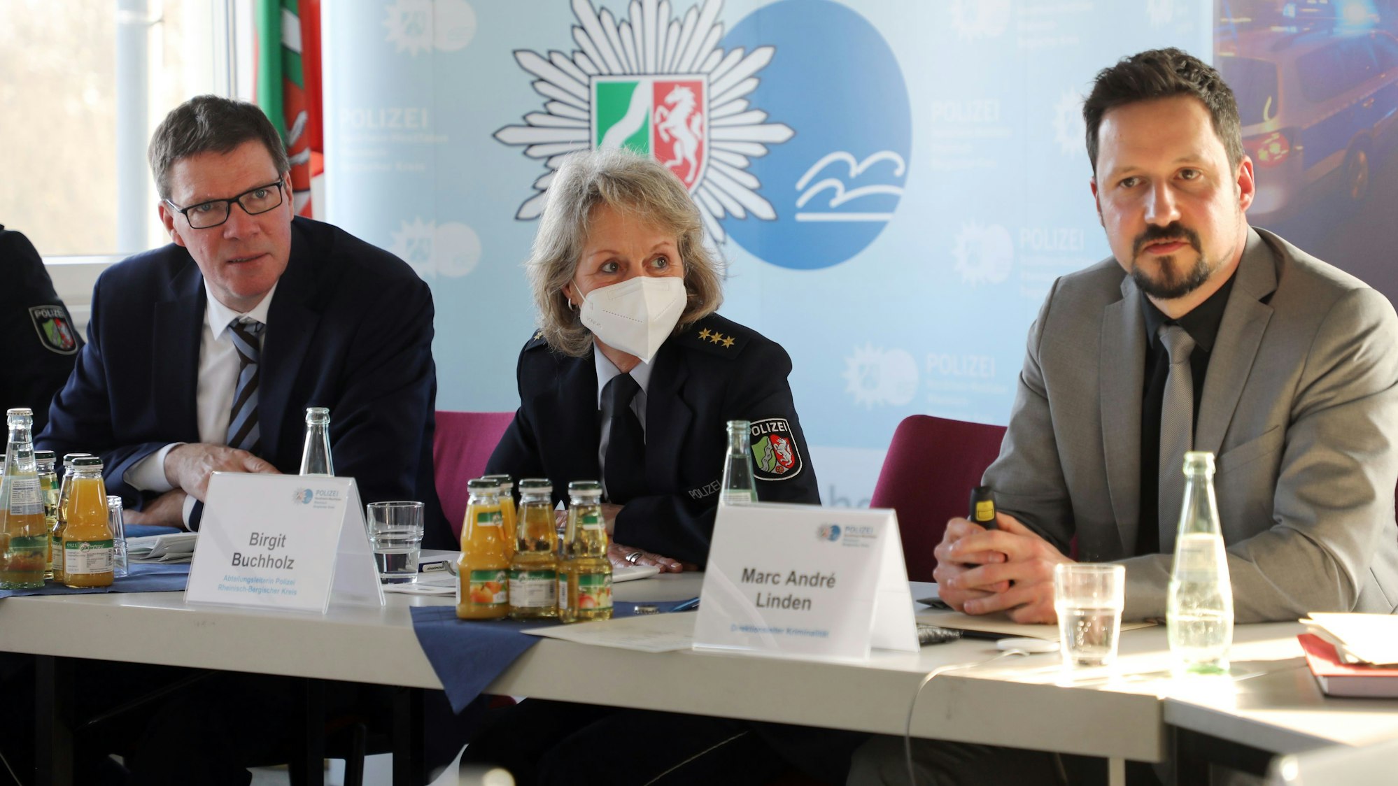 Landrat Stephan Santelmann, Birgit Buchholz (Abteilungsleiterin Polizei) und Marc André Linden (Leiter Direktion Kriminalität) sitzen bei einer Pressekonferenz an einem Tisch.