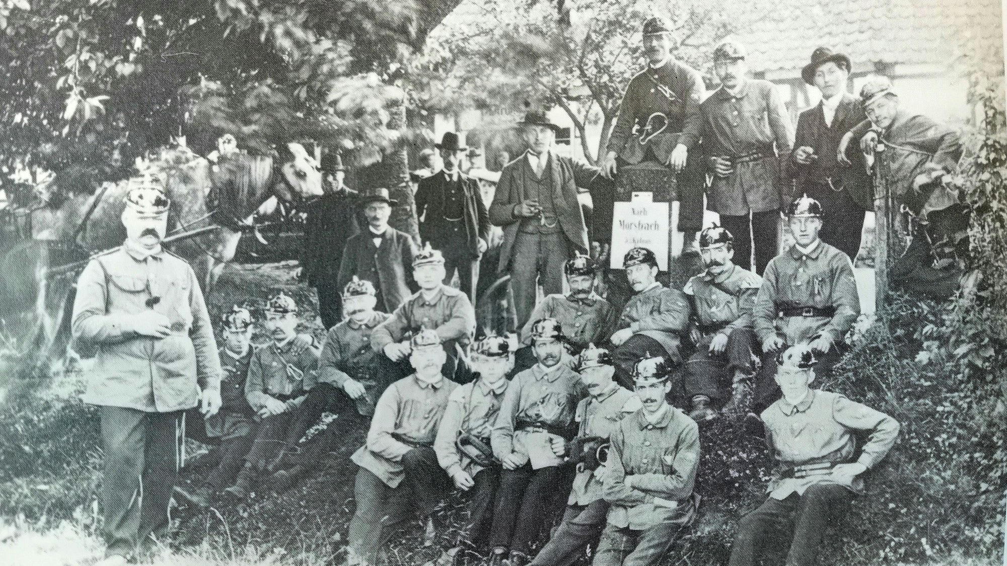 Die alte Schwarz-weiß-Aufnahme zeigt eine Gruppe von Feuerwehrleuten.