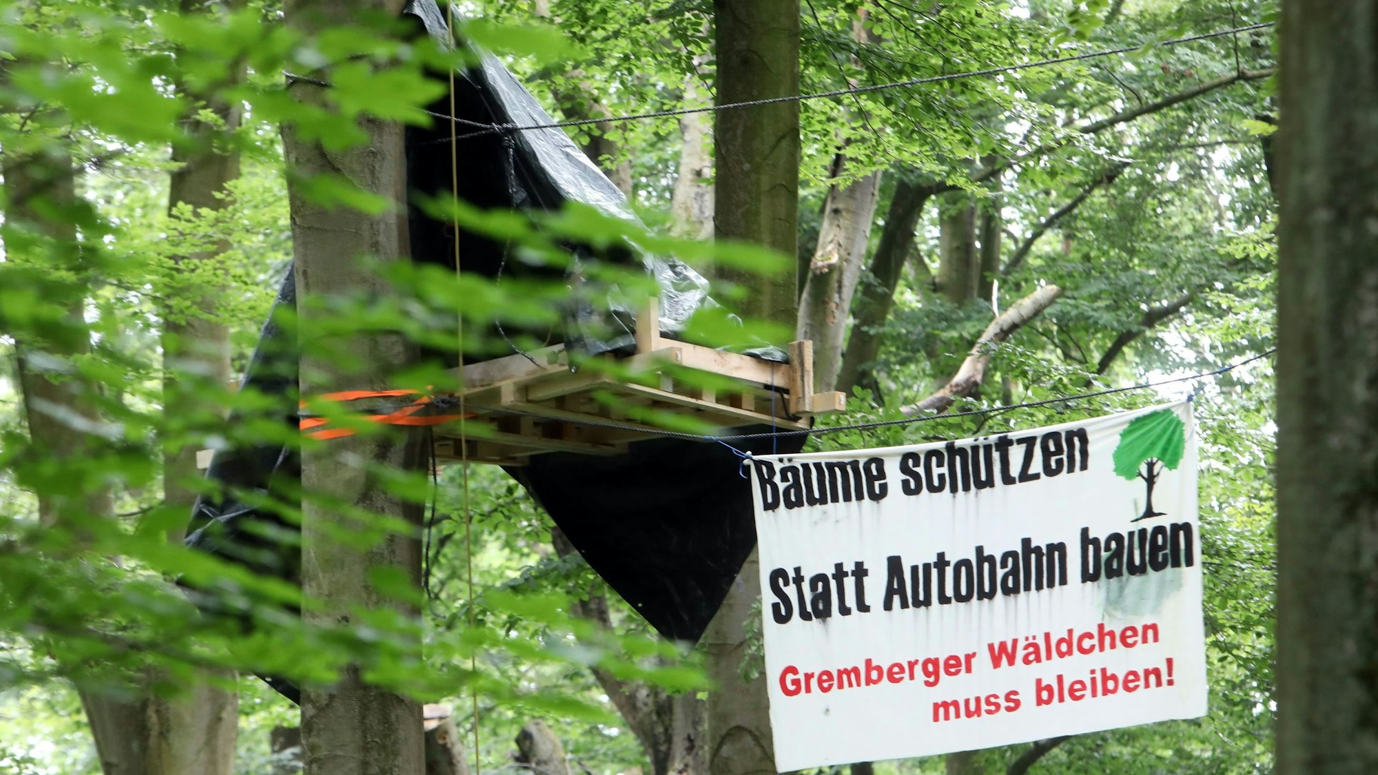 Aktivisten protestierten im Juni im Gremberger Wäldchen gegen den geplanten Ausbau der Autobahn 4.