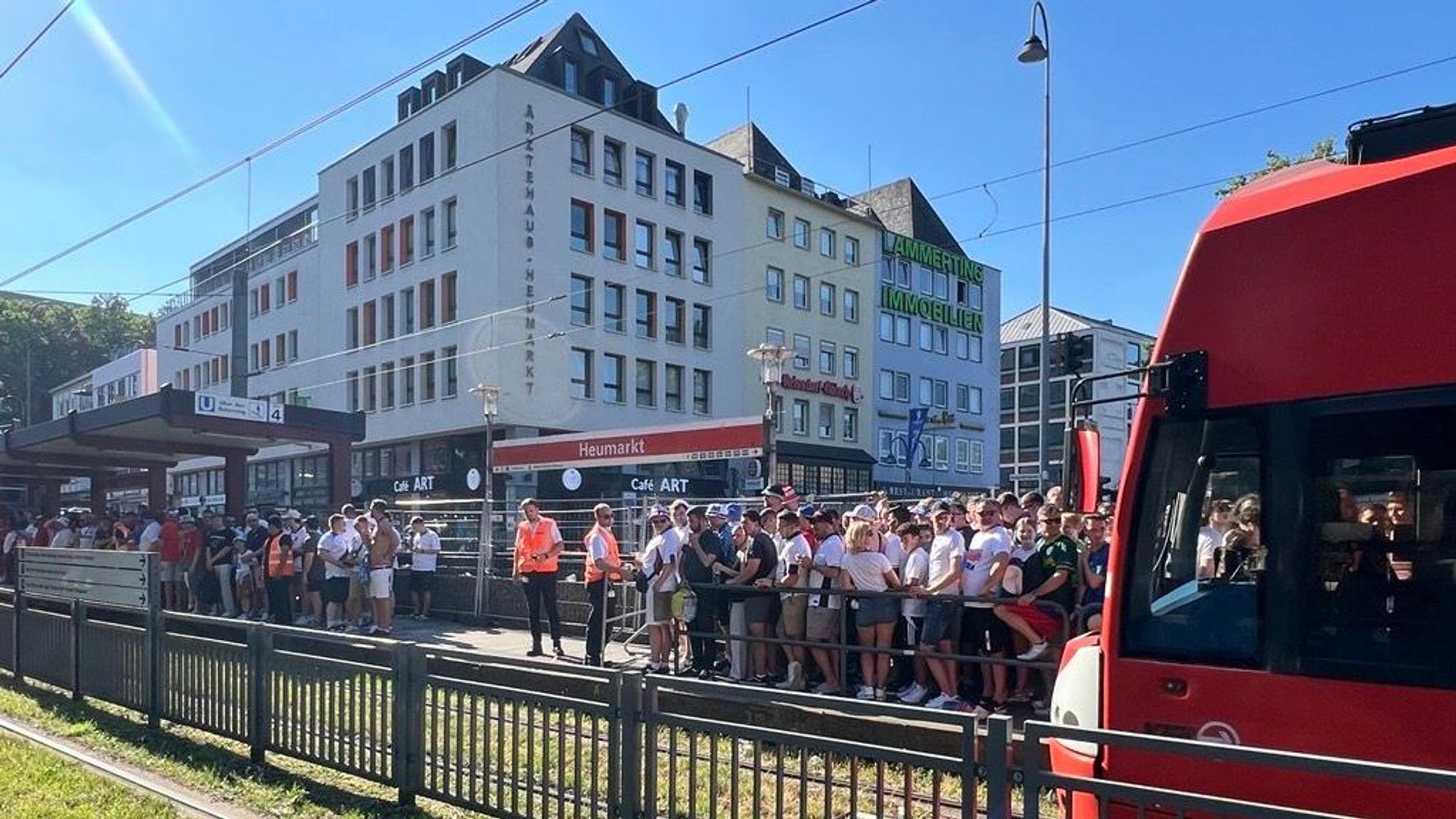 Dichtes Gedränge an der Haltestelle Heumarkt, als englische und slowenische Fans am spätem Nachmittag ins Stadion aufbrechen.