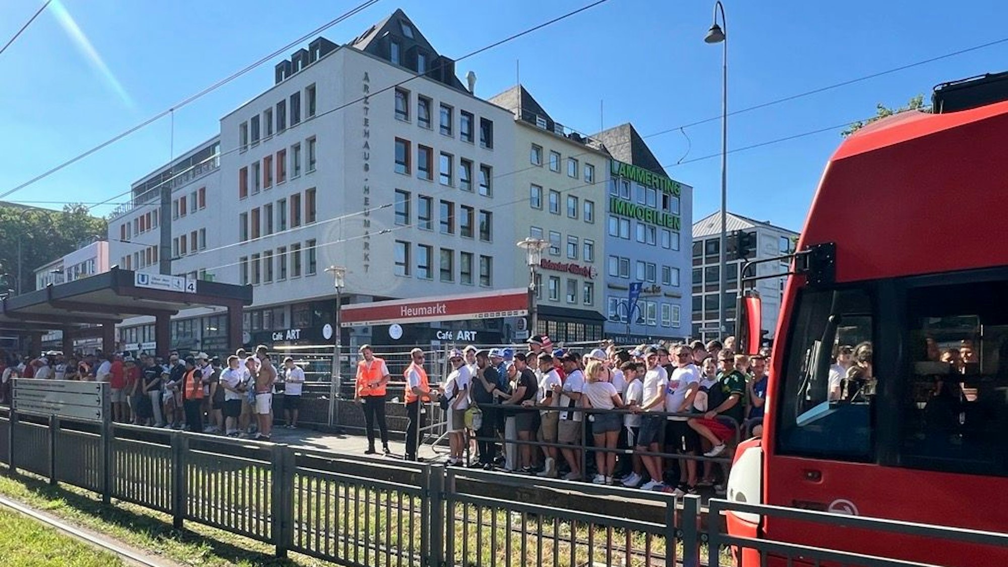 Dichtes Gedränge an der Haltestelle Heumarkt, als englische und slowenische Fans am spätem Nachmittag ins Stadion aufbrechen.