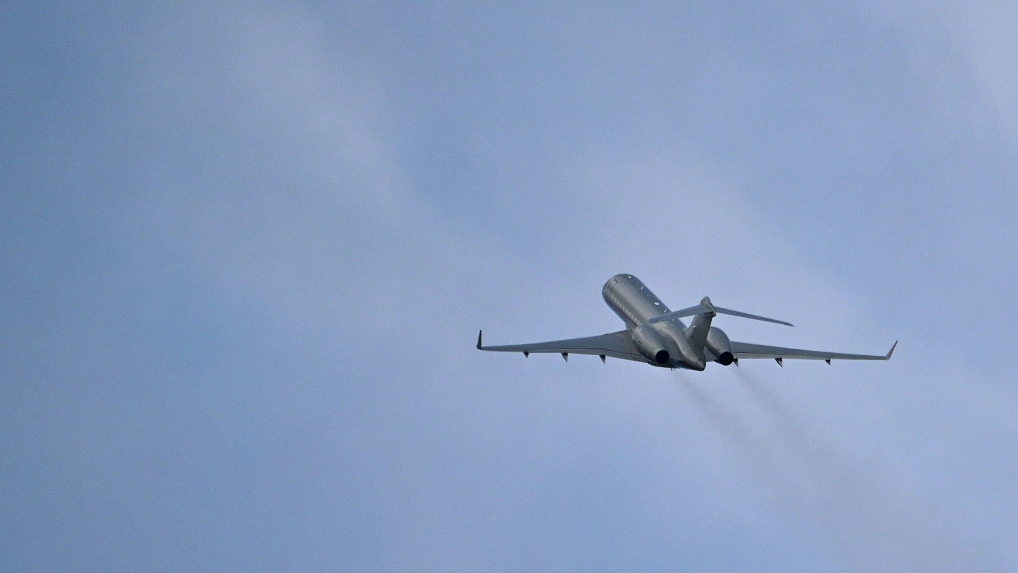 Das Flugzeug mit Julian Assange hebt vom Saipan International Airport in Richtung Australien ab.