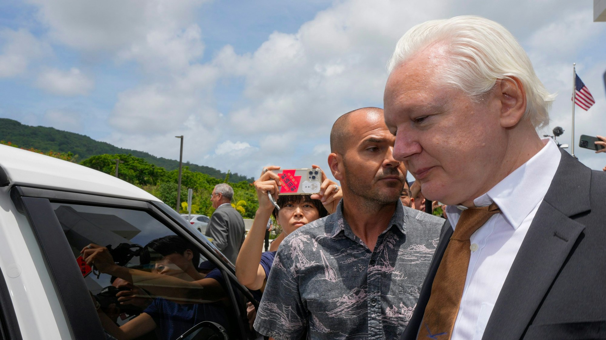 26.06.2024, USA, Saipan: WikiLeaks-Gründer Julian Assange verlässt das Bundesgericht in Saipan. Ein US-Gericht hat den Deal zwischen Wikileaks-Gründer Julian Assange und der amerikanischen Justiz im Zusammenhang mit Spionagevorwürfen abgesegnet und seine Freilassung besiegelt. Foto: Eugene Hoshiko/AP +++ dpa-Bildfunk +++