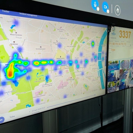 Eine Heatmap zeigt zwei Stunden vor dem Anpfiff, wo sich die Ticketbesitzer aktuell in der Stadt bewegen – links das Rhein-Energie-Stadion.