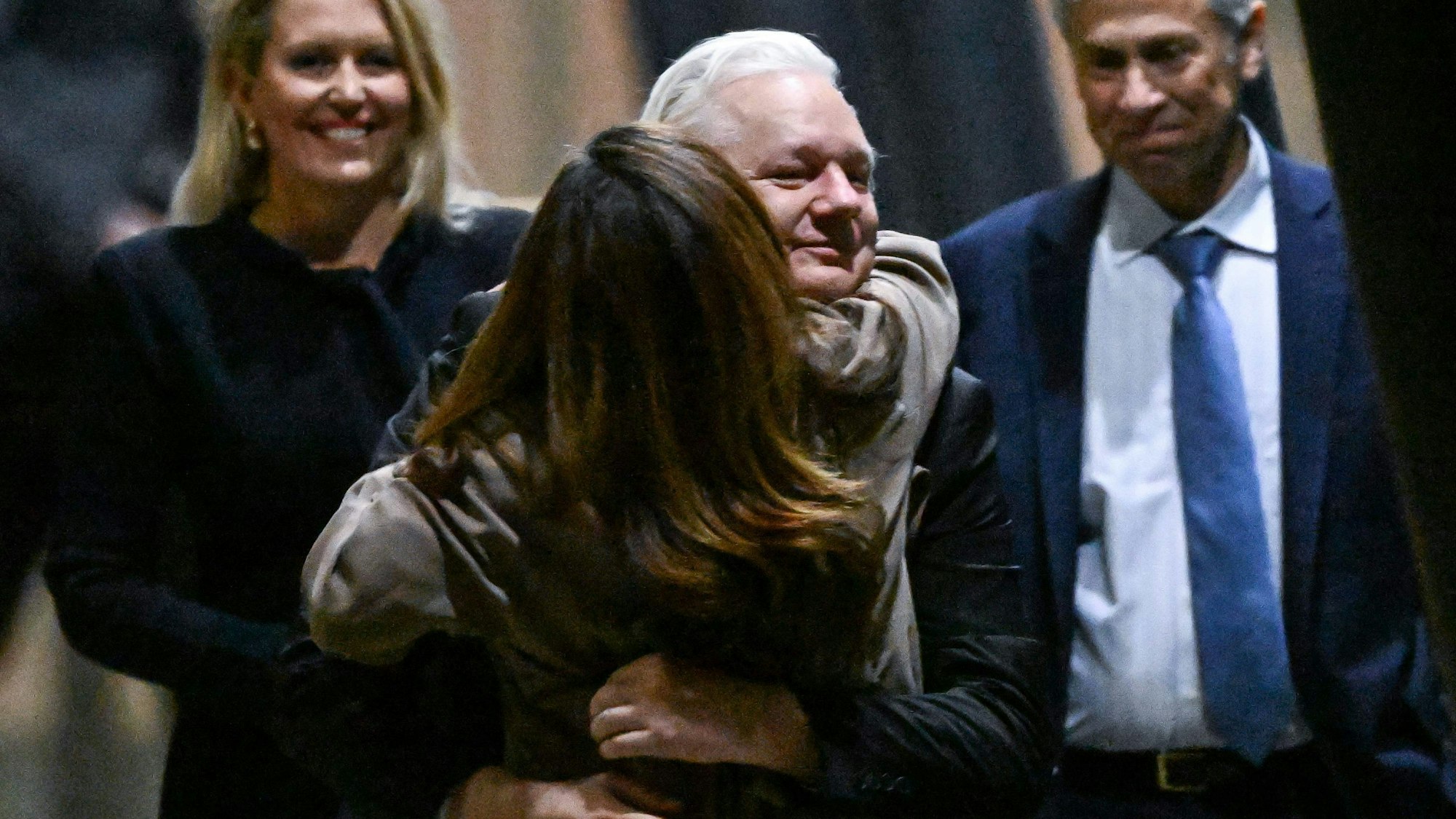 Julian Assange umarmt seine Ehefrau Stella nach seiner Ankunft in Canberra. Nach einer 14-jährigen juristischen Odyssee ist Assange nun in seine Heimat zurückgekehrt.