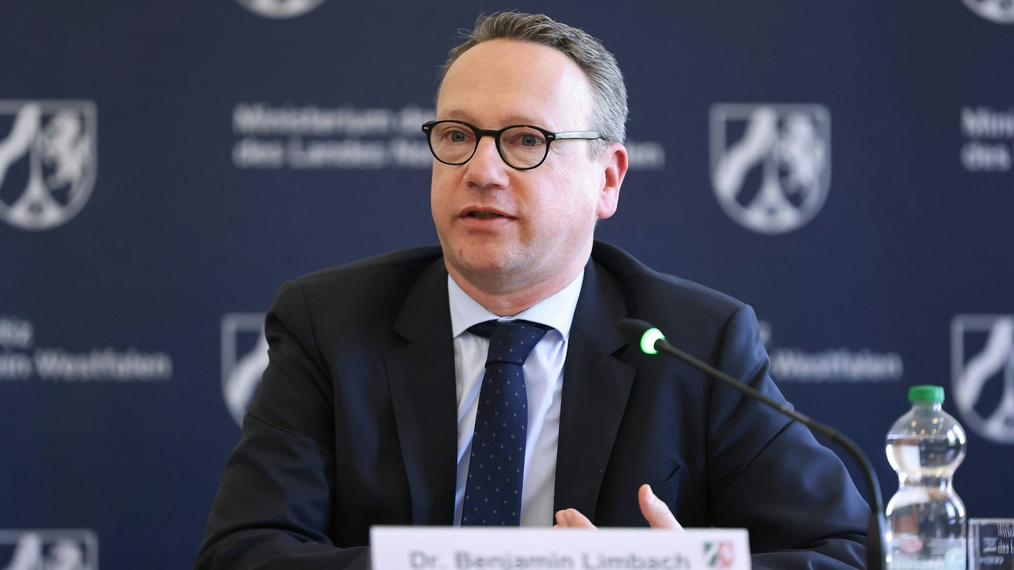 Minister Benjamin Limbach, Minister der Justiz von Nordrhein-Westfalen, spricht bei einer Pressekonferenz in Düsseldorf.
