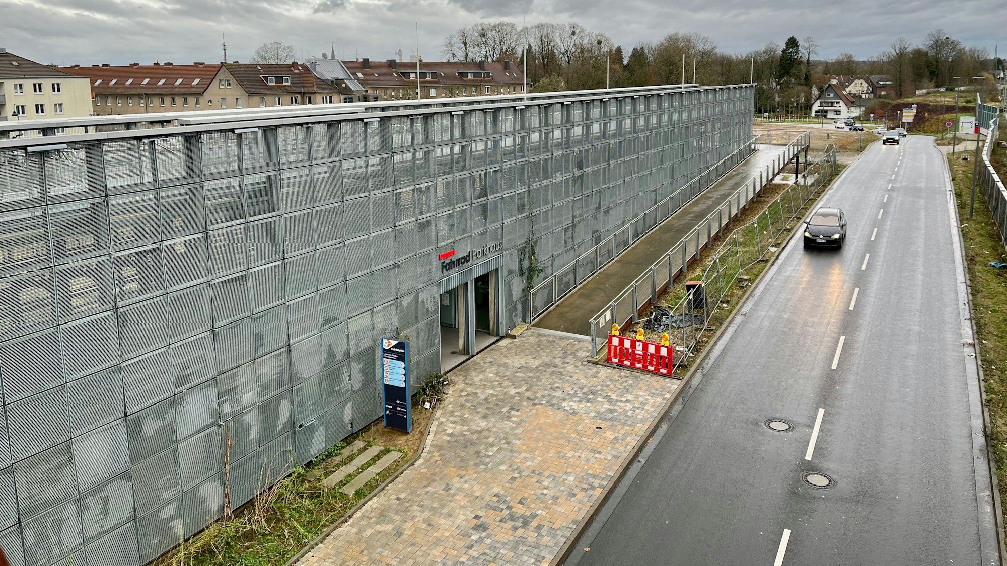 Blick auf das Fahrrad-Parkhaus von Opladen