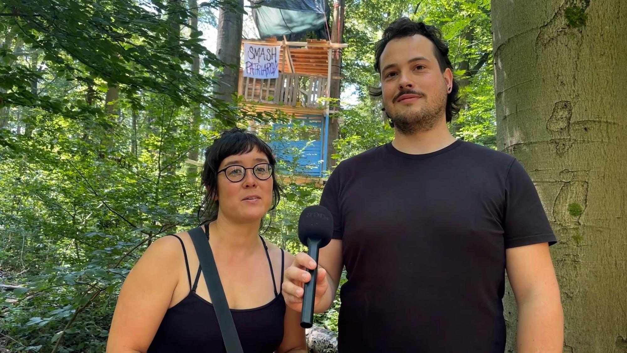 Alix (l.) und "Morsch" gehören zur Protestgruppe, die seit Mitte Juni das Gremberger Wäldchen besetzen.