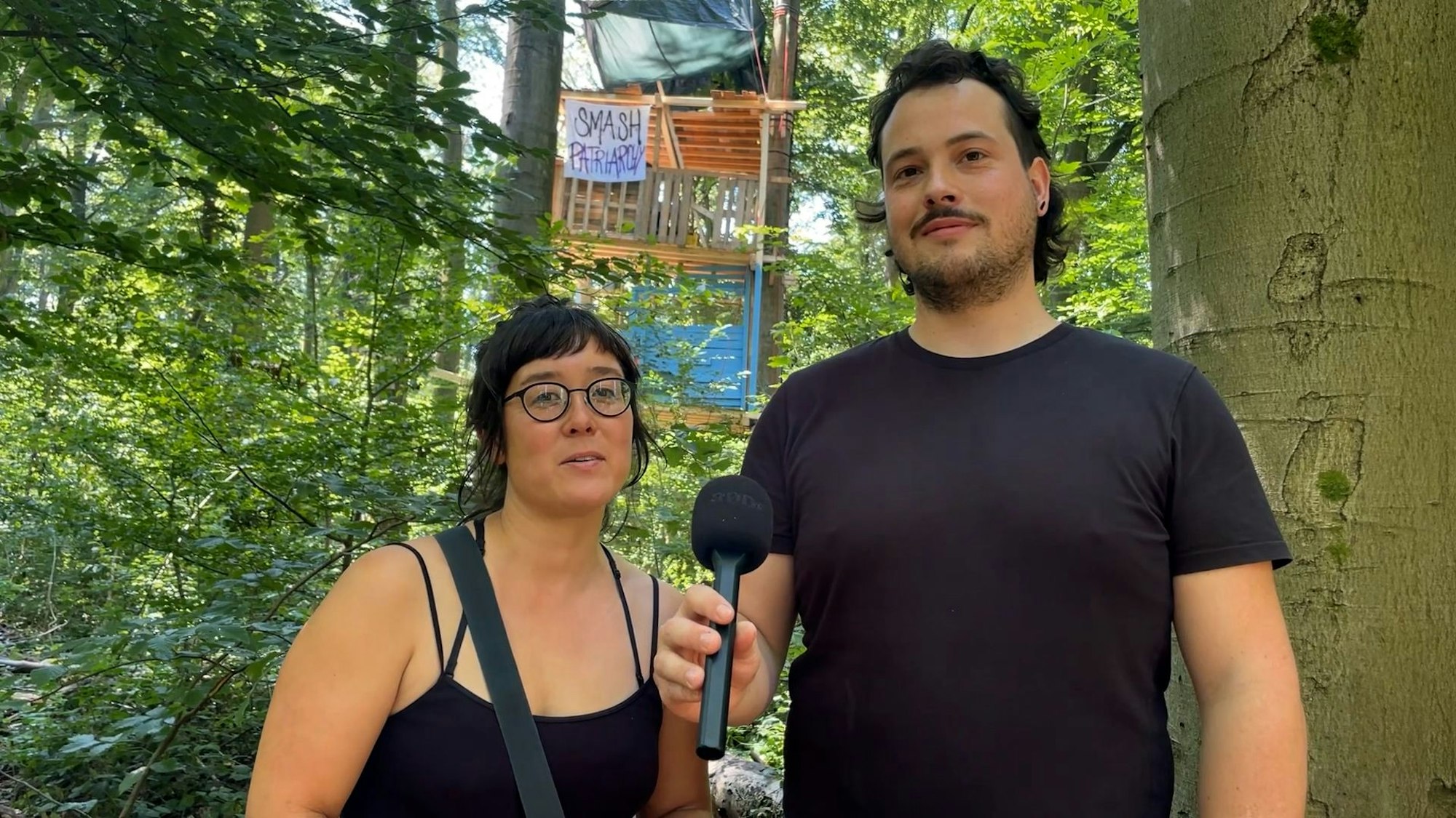 Alix (l.) und "Morsch" gehören zur Protestgruppe, die seit Mitte Juni das Gremberger Wäldchen besetzen.