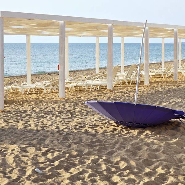 Überbleibsel einer hastigen Flucht: Ein Sonnenschirm liegt an einem Strand nahe der Krim-Hauptstadt Sewastopol. Russland nutzt einen ukrainischen ATACMS-Angriff nun für seine Propaganda.