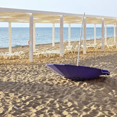 Überbleibsel einer hastigen Flucht: Ein Sonnenschirm liegt an einem Strand nahe der Krim-Hauptstadt Sewastopol. Russland nutzt einen ukrainischen ATACMS-Angriff nun für seine Propaganda.