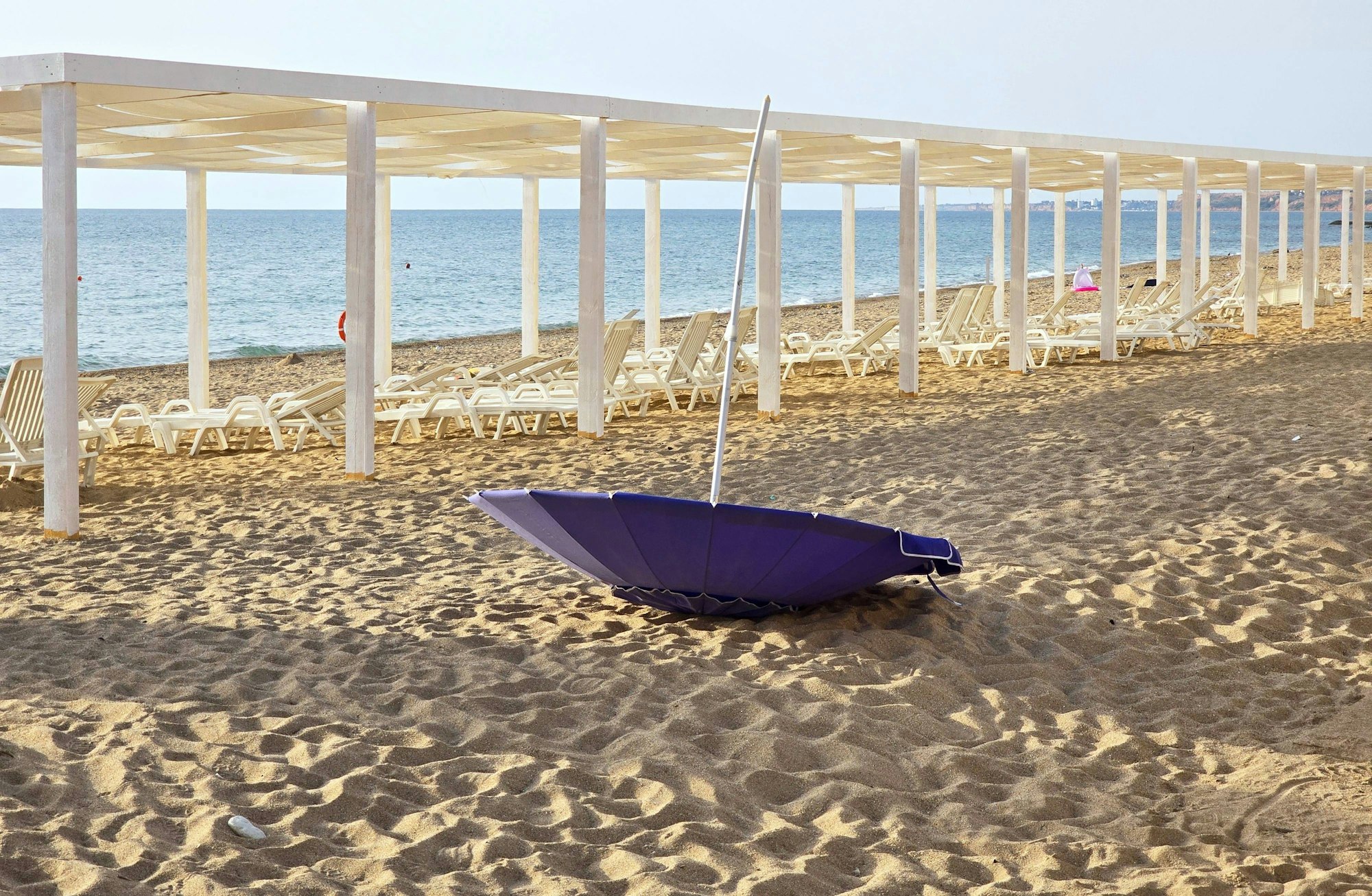 Überbleibsel einer hastigen Flucht: Ein Sonnenschirm liegt an einem Strand nahe der Krim-Hauptstadt Sewastopol. Russland nutzt einen ukrainischen ATACMS-Angriff nun für seine Propaganda.