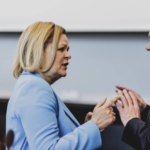 Bundesinnenministerin Nancy Faeser (SPD) im Gespräch mit Bundeskanzler Olaf Scholz (SPD). Beide wollen eine Verschärfung des Ausweisungsrechts. (Archivbild)
