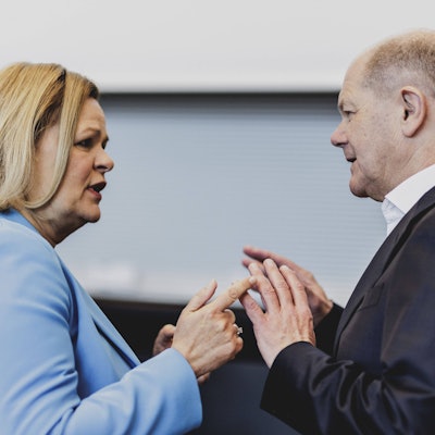 Bundesinnenministerin Nancy Faeser (SPD) im Gespräch mit Bundeskanzler Olaf Scholz (SPD). Beide wollen eine Verschärfung des Ausweisungsrechts. (Archivbild)