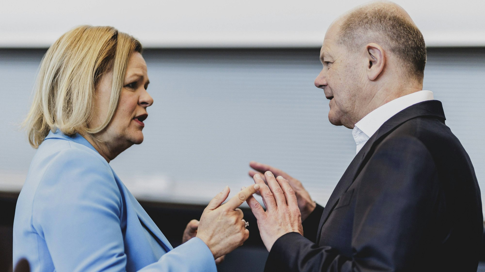 Bundesinnenministerin Nancy Faeser (SPD) im Gespräch mit Bundeskanzler Olaf Scholz (SPD). Beide wollen eine Verschärfung des Ausweisungsrechts. (Archivbild)