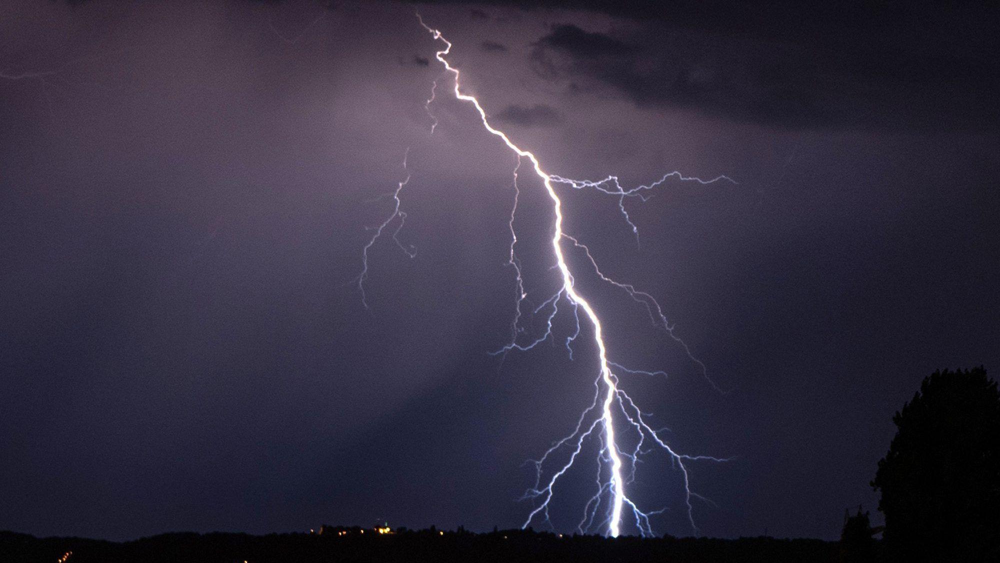 Ein Blitz schlägt bei einem schweren Unwetter in den Boden ein. (Symbolbild)
