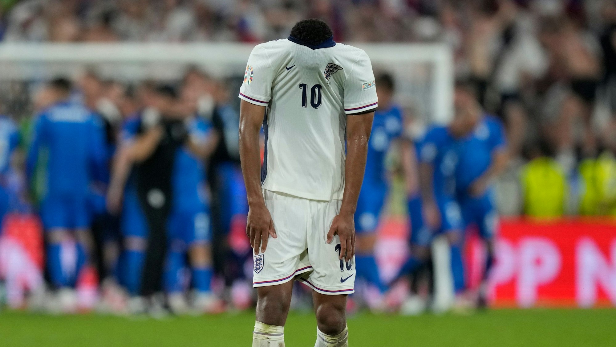 Englands Jude Bellingham reagiert am Ende eines Spiels der Gruppe C gegen Slowenien bei der Fußball-Europameisterschaft 2024 in Köln.
