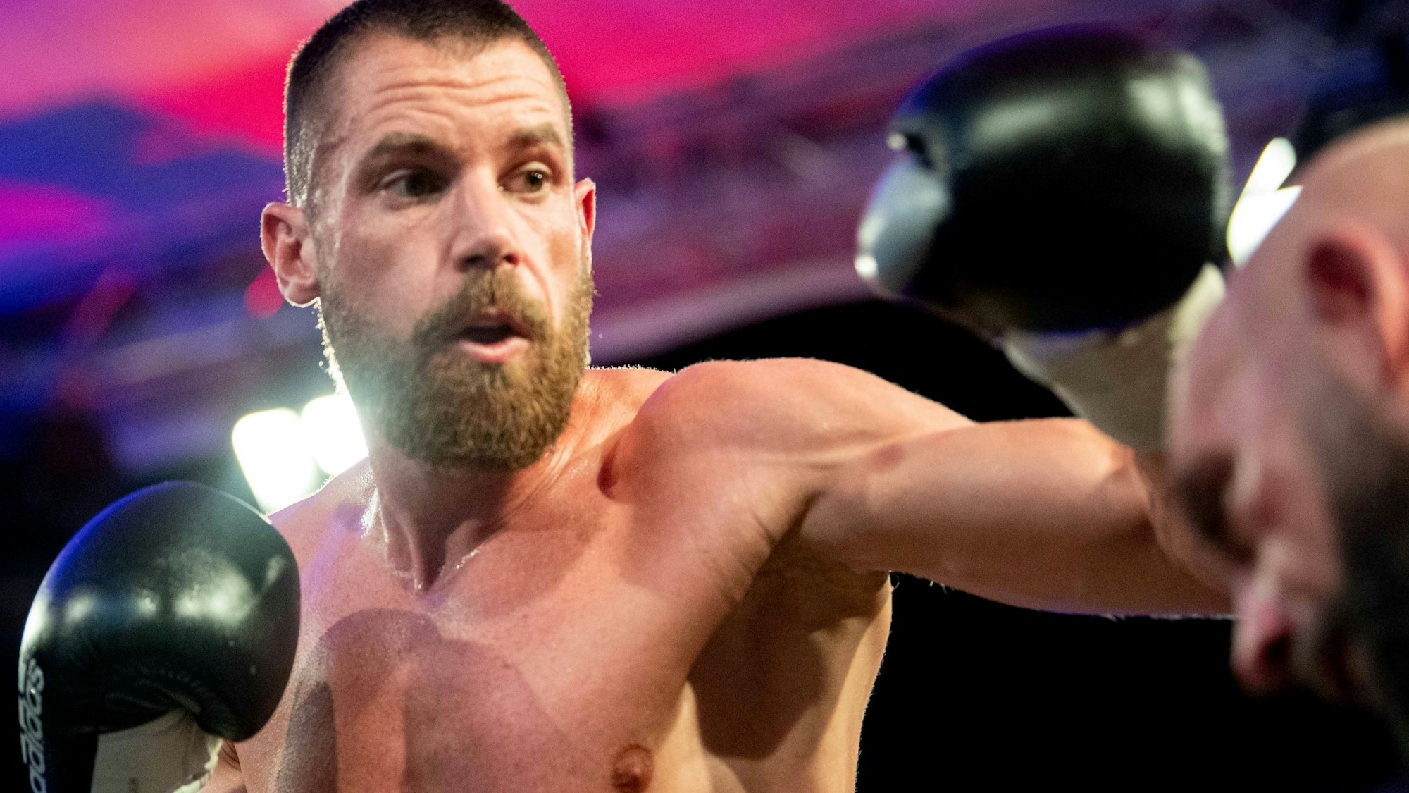 Im Erftstadion boxt Banjamin Blindert.