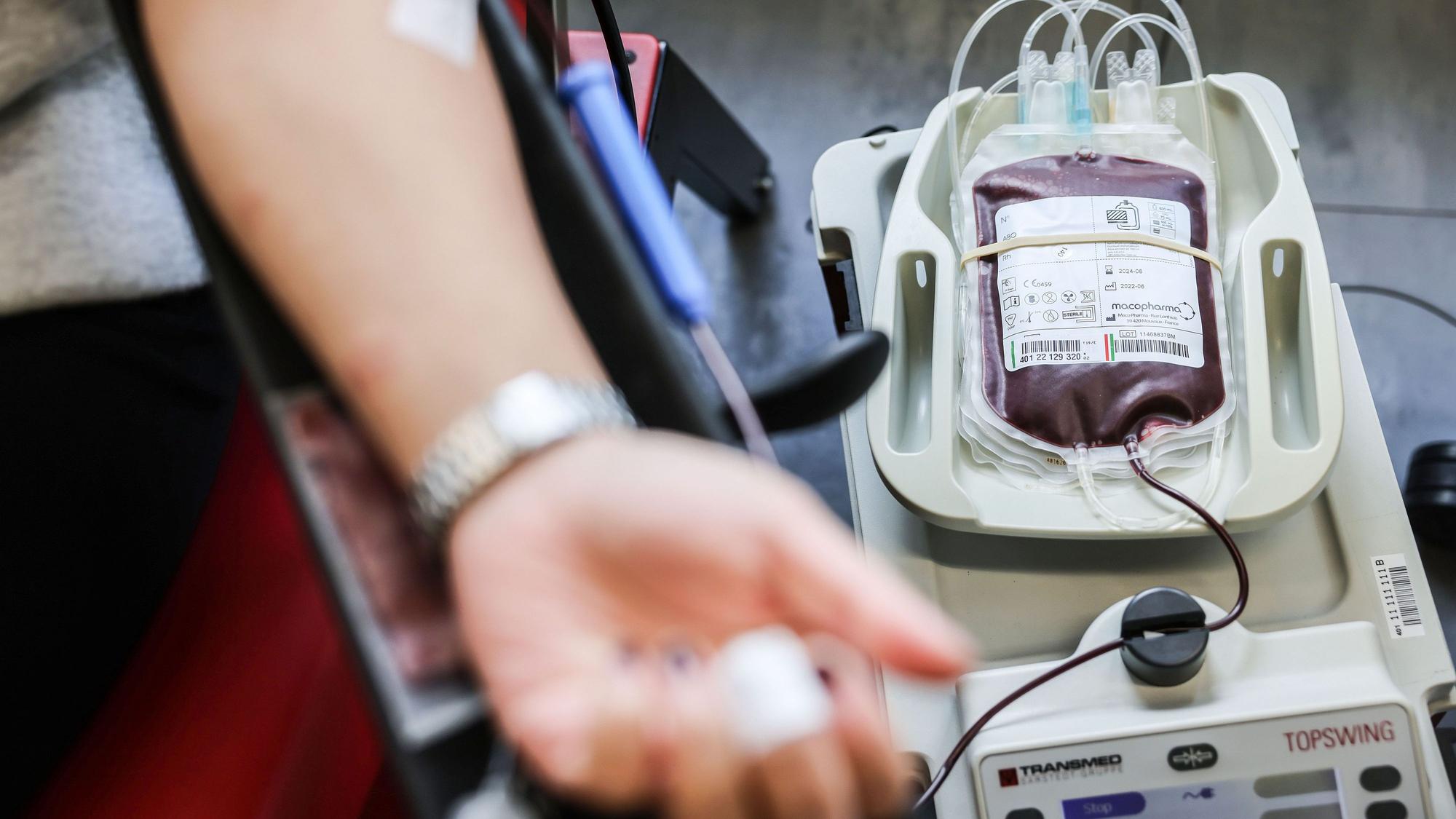Eine Person spendet Blut im DRK-Blutspendezentrum am Kölner Neumarkt.